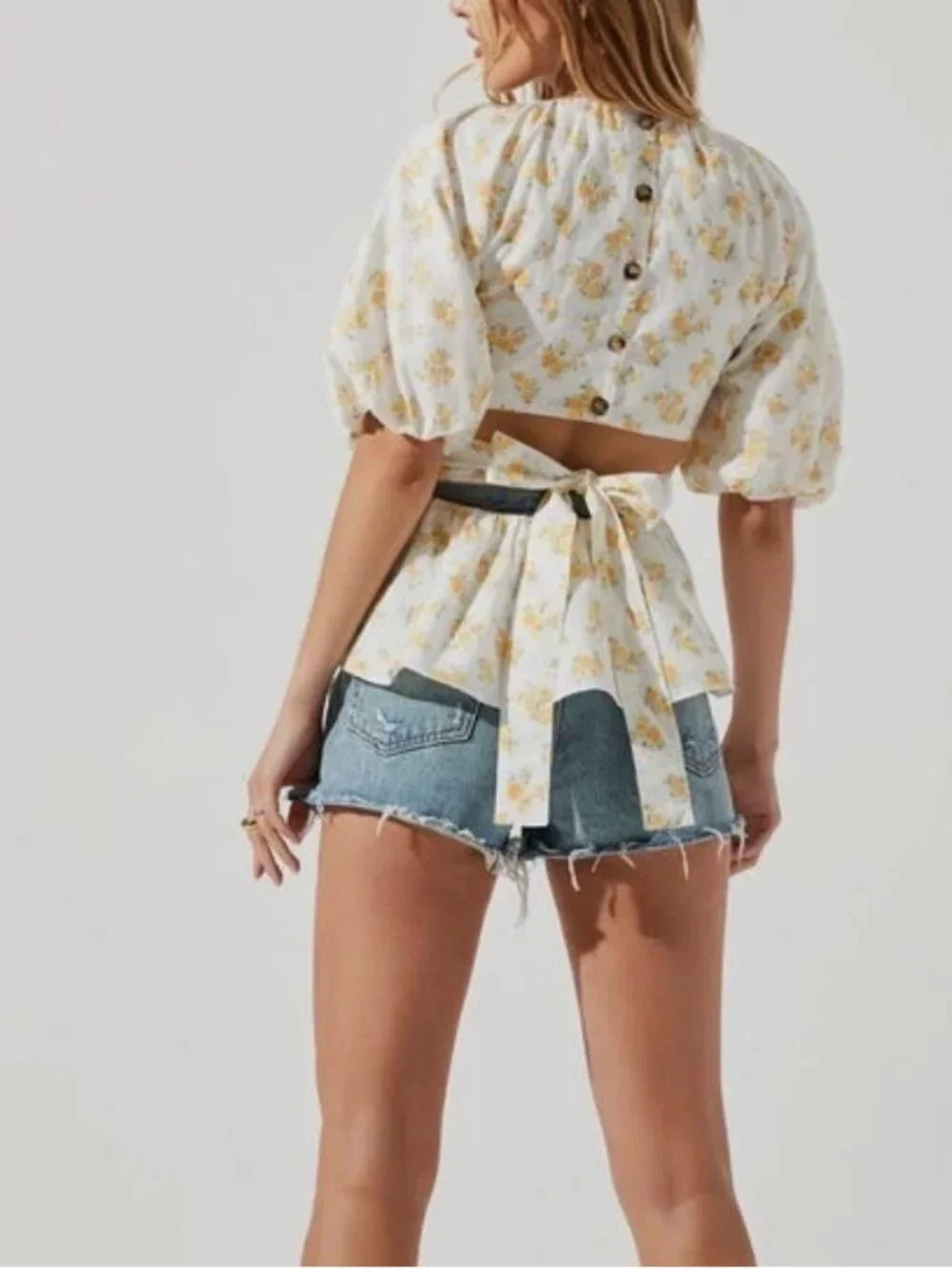 100% Cotton ASTR The Label Vendetti Floral Top Sz Large Cutout Back Puff Sleeves